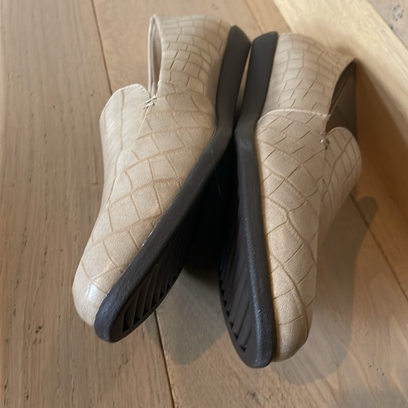 Cliffs by white mountain flats, size 10M - Picture 6 of 8